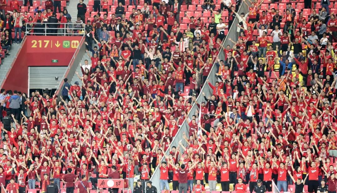  佛罗伦萨主场灯光秀致敬球迷