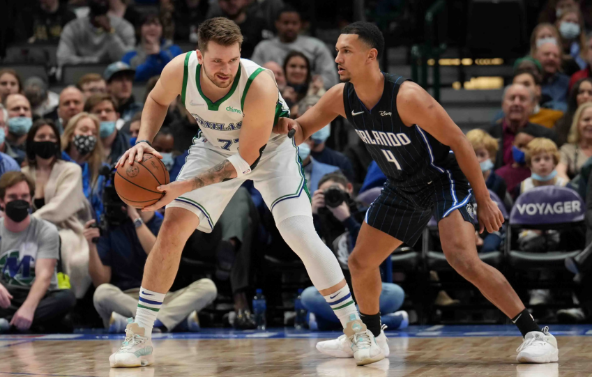  亚历山大全能表现雷霆末节逆转击败独行侠获四连胜